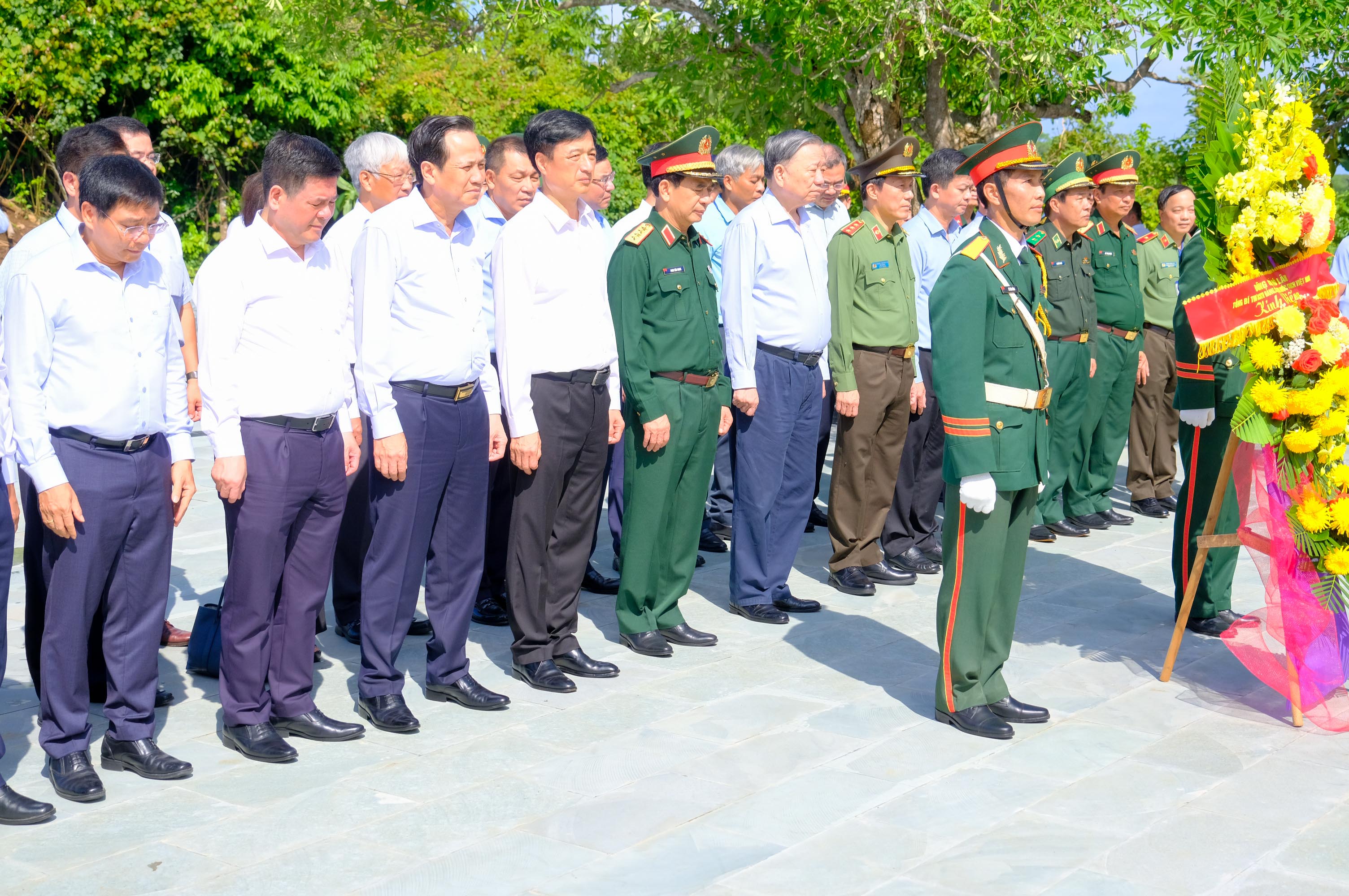 General Secretary and President To Lam visits and works at Con Co island district