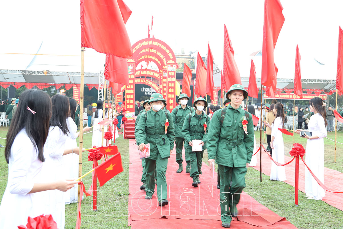 Đồng chí Phó Bí thư Thường trực Tỉnh ủy Đinh Thị Lụa dự lễ giao nhận quân tại huyện Lý Nhân