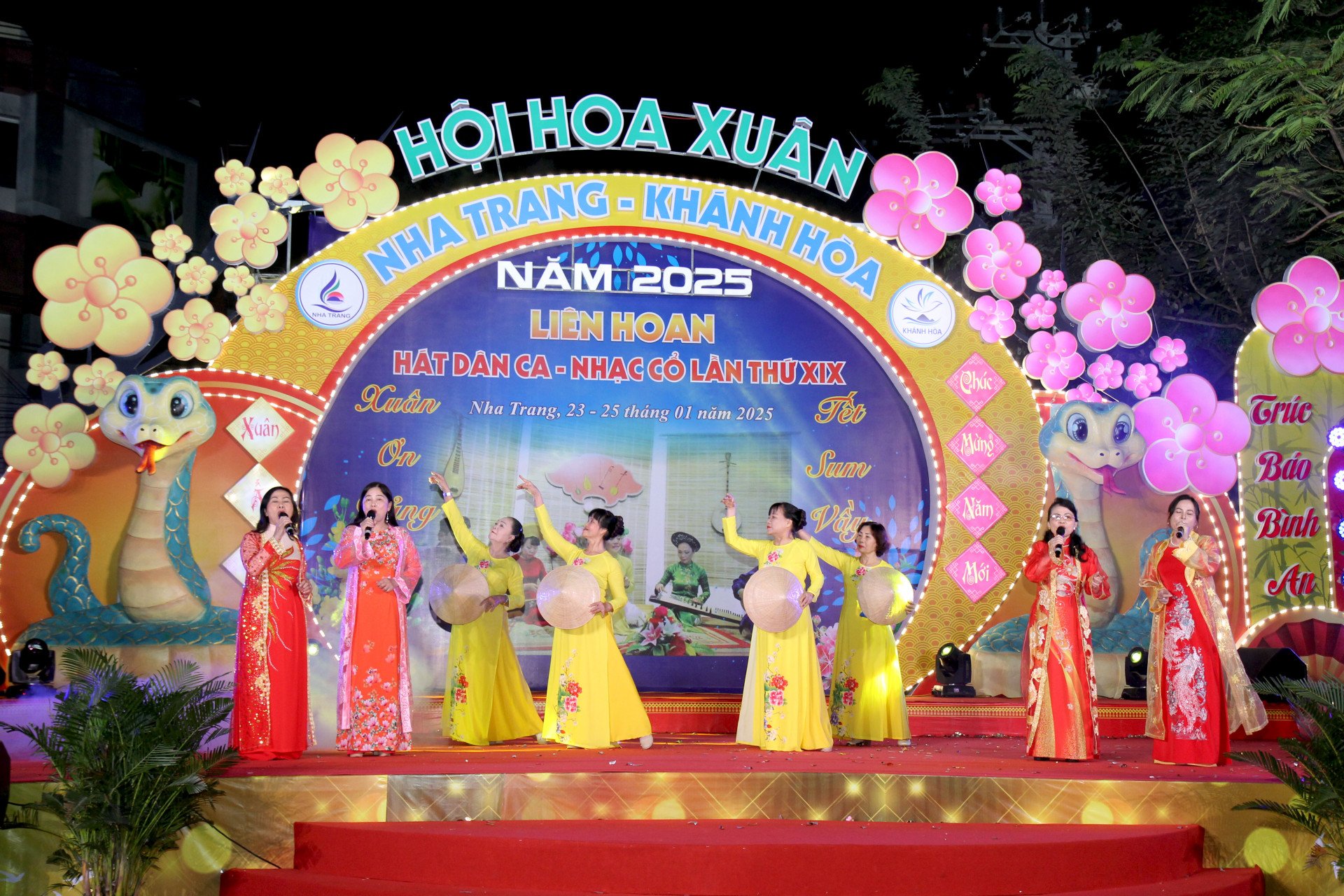 Un spectacle de chansons folkloriques de la Zone 5, Sous la direction du Parti, par la troupe artistique du quartier de Van Thanh a participé au festival.