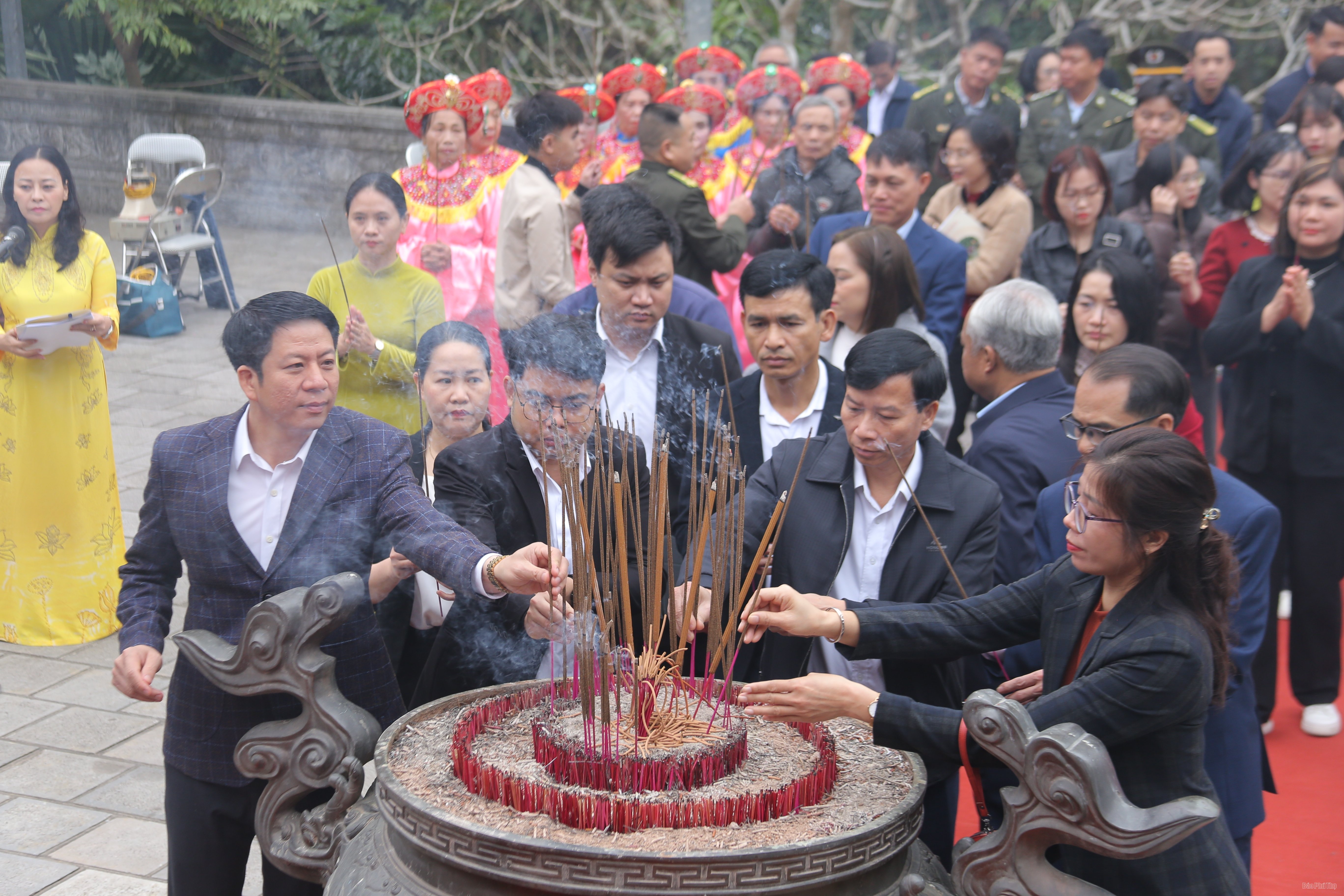 Dâng hương tưởng niệm Tổ Mẫu Âu Cơ ngày “Tiên Thăng”