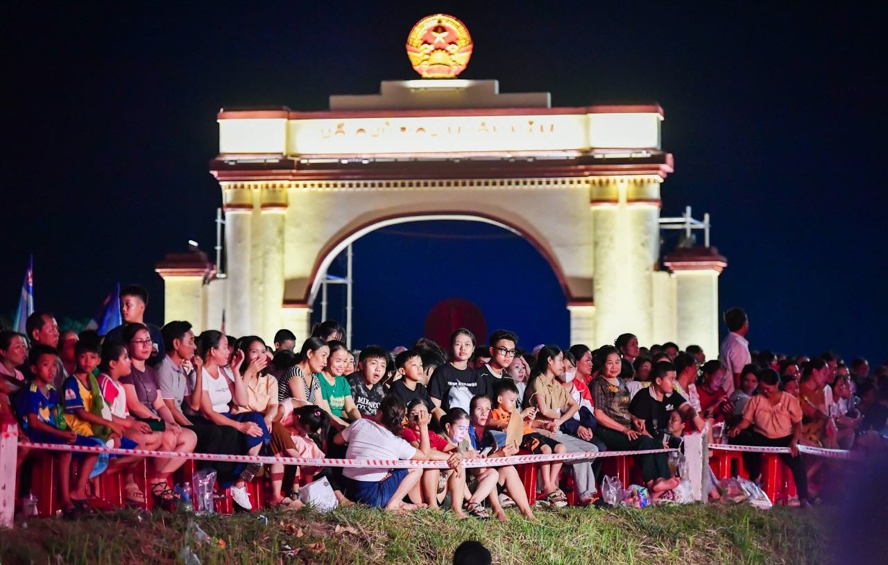 A large number of people and tourists came to watch the program. Photo: Hung Tho