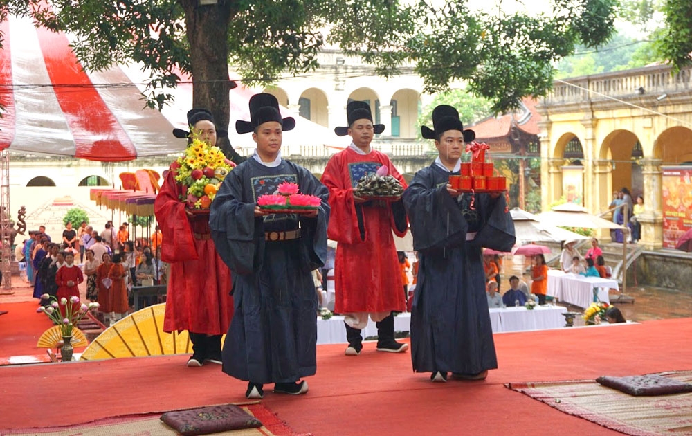 Festival Duanwu merupakan kesempatan bagi raja dan keluarga kerajaan untuk menyiapkan persembahan kepada leluhur dan orang tua mereka.