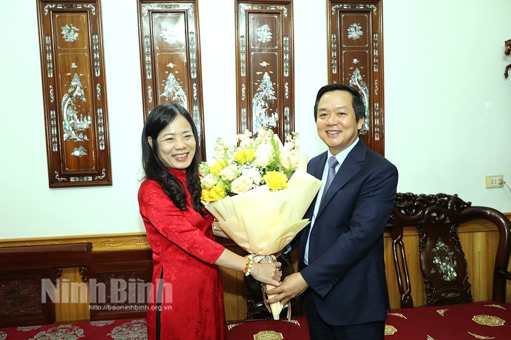 Chairman of the Provincial People's Committee presented gifts on Vietnamese Doctors' Day