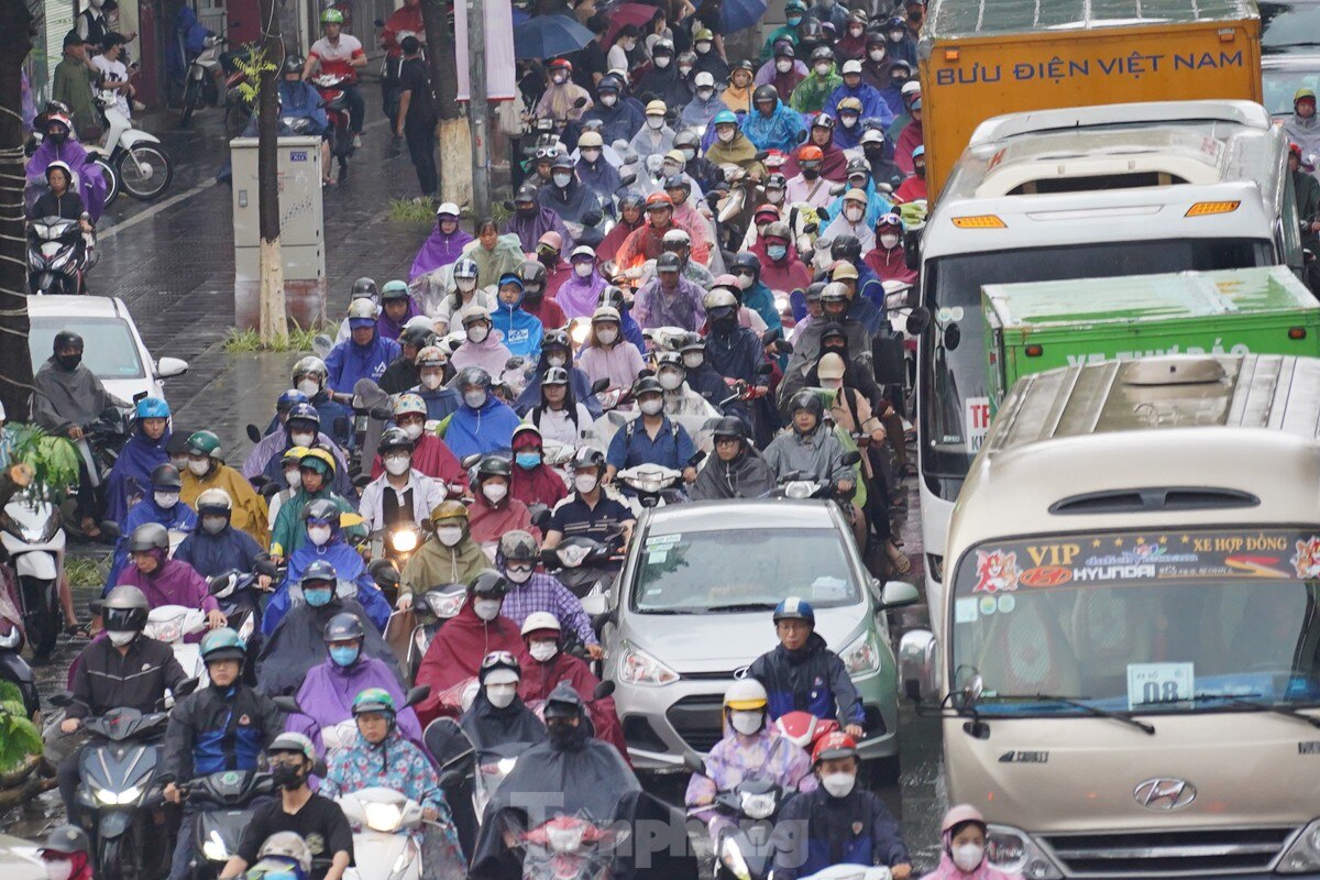 Hà Nội mưa từ đêm đến sáng, xe ùn tắc mọi ngả đường, người dân chật vật tìm đường tới công sở ảnh 12