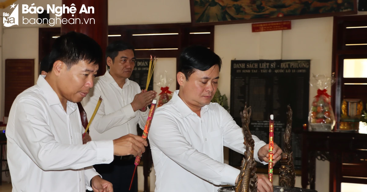 คณะผู้แทนจังหวัดเหงะอานจุดธูปเทียนที่แหล่งประวัติศาสตร์ในจังหวัดบิ่ญเฟื้อก