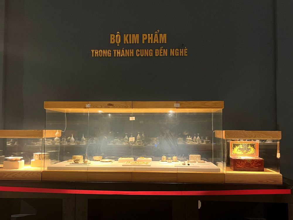 El Museo de Hai Phong se prepara para exhibir un conjunto de artefactos de oro ofrecidos a la general Le Chan el 11 de mayo.