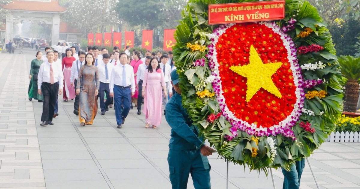 Officials of the Department of Labor, Invalids and Social Affairs offer incense to commemorate martyrs