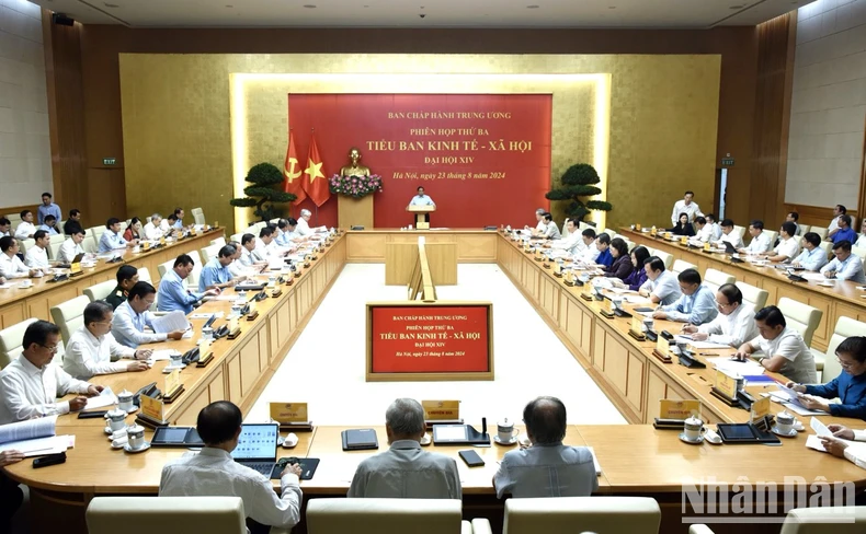 Le Premier ministre Pham Minh Chinh préside la troisième réunion du sous-comité socio-économique du 14e Congrès national du Parti photo 2