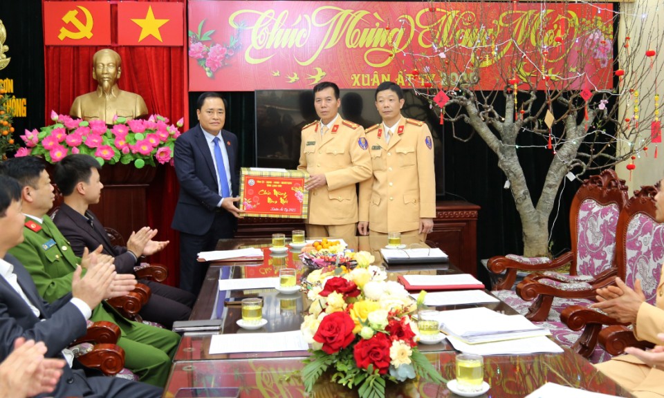 Chairman of the Provincial People's Committee visited and inspected the work of on-duty and serving Tet at a number of enterprises and armed forces - Lang Son Newspaper