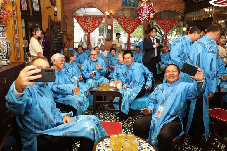 Immédiatement après la cérémonie d'annonce du symbole international d'amitié de Hô-Chi-Minh-Ville, les délégués internationaux et les dirigeants de Hô-Chi-Minh-Ville se sont rendus dans un café du district 1 pour déguster le célèbre café aux œufs du Vietnam - Photo : VGP/Vu Phong