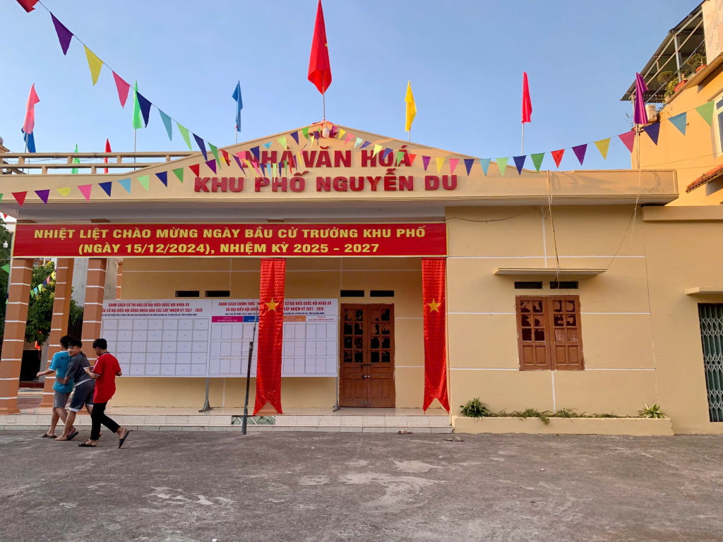 Uno de los 21 centros de votación para jefes de aldeas y barrios de la ciudad de Quang Ha ha sido decorado con banderas, flores y un tablero con la lista de candidatos y votantes en preparación para el día de las elecciones el 15 de diciembre.