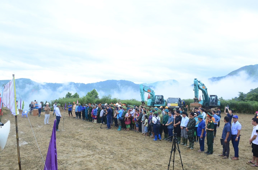 Les délégués participant à la cérémonie d'inauguration des travaux de reconstruction du quartier résidentiel du village de Nam Tong, commune de Nam Luc (Bac Ha, Lao Cai).