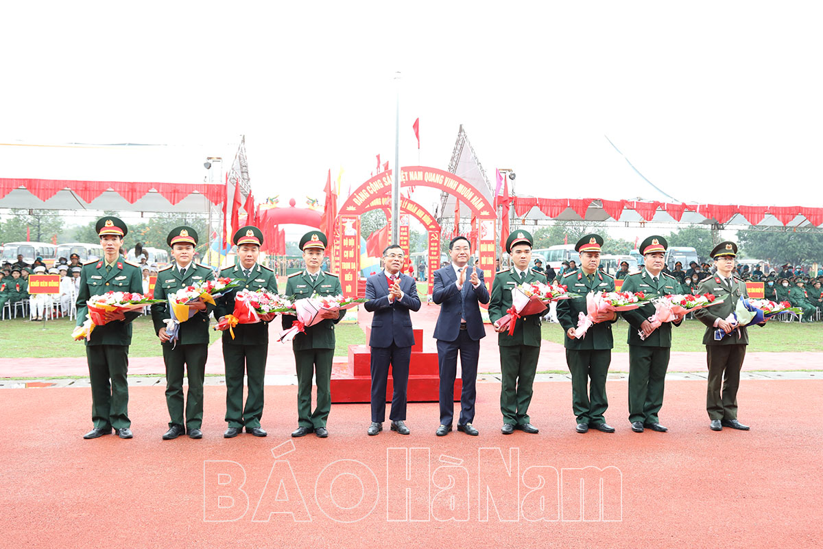 Đồng chí Phó Bí thư Thường trực Tỉnh ủy Đinh Thị Lụa dự lễ giao nhận quân tại huyện Lý Nhân