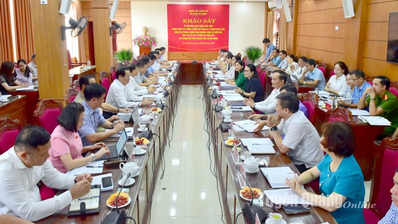 El Comité de Justicia de la Asamblea Nacional examina la situación de aplicación de la ley en la ciudad de Tuyen Quang.