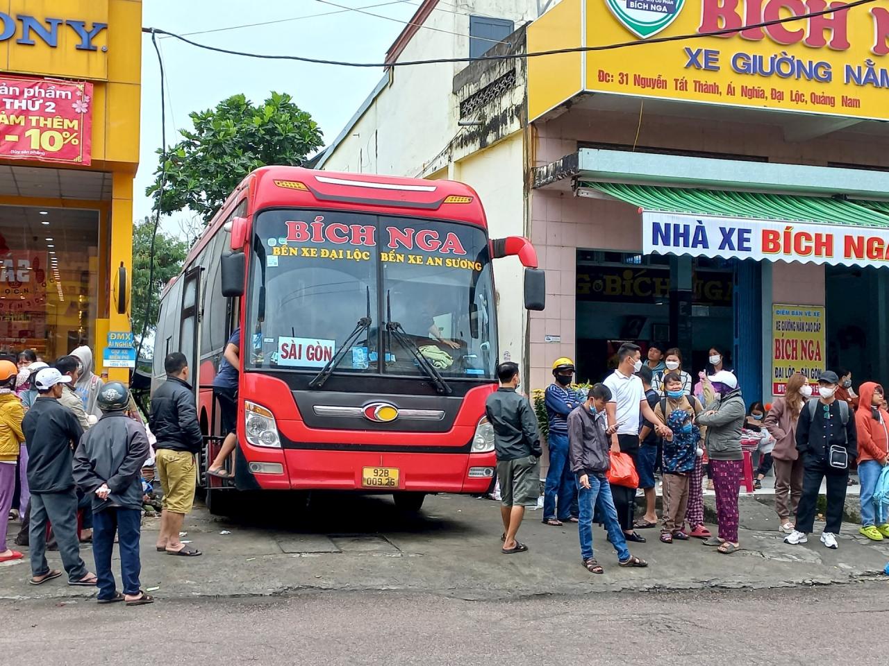 Địa bàn huyện Đại Lộc có rất đông phương tiện chạy tuyến liên tỉnh đi TP.Hồ Chí Minh. Ảnh: C.