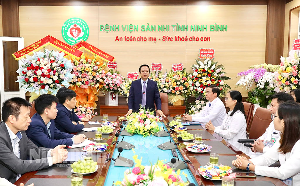 Chairman of the Provincial People's Committee presented gifts on Vietnamese Doctors' Day