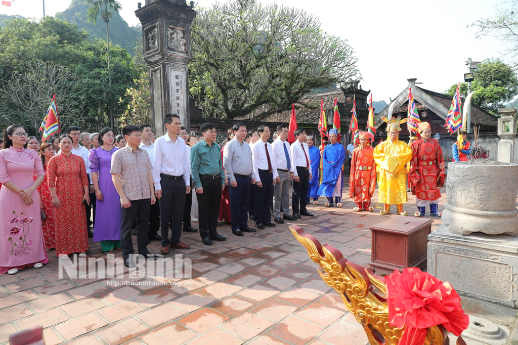 Thực hiện nghi lễ mở cửa đền tại Lễ hội Hoa Lư năm 2024