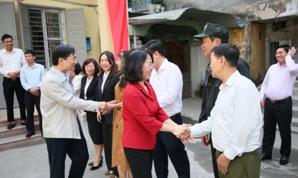 El subsecretario permanente del Comité Provincial del Partido asistió a la reunión de la célula del Partido del área residencial Tan Lap 5, barrio de Cam Thuy (ciudad de Cam Pha)