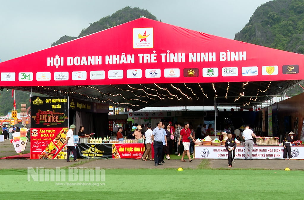 Exposition de stands commerciaux et de services faisant la promotion des produits des jeunes entrepreneurs à Ninh Binh en 2024