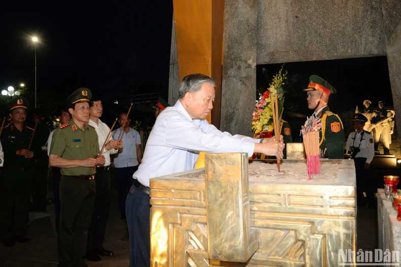 Generalsekretär und Präsident To Lam opfert Weihrauch zum Gedenken an heldenhafte Märtyrer und Generalsekretär Le Duan in Quang Tri, Foto 2