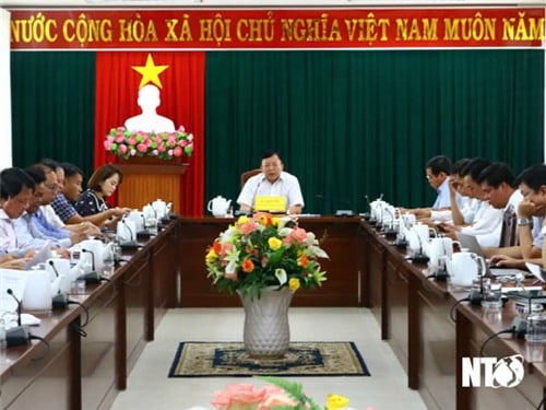 The Provincial People's Committee held a meeting to listen to a report proposing a list of projects requiring land acquisition and land use conversion in 2024.