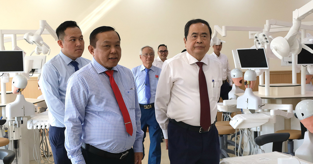 Le président de l'Assemblée nationale, Tran Thanh Man, visite et travaille avec deux universités de Can Tho