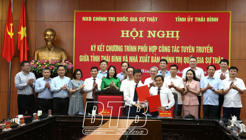 Firma de un programa para coordinar el trabajo de propaganda entre el Comité Provincial del Partido de Thai Binh y la Editorial Política Nacional Truth