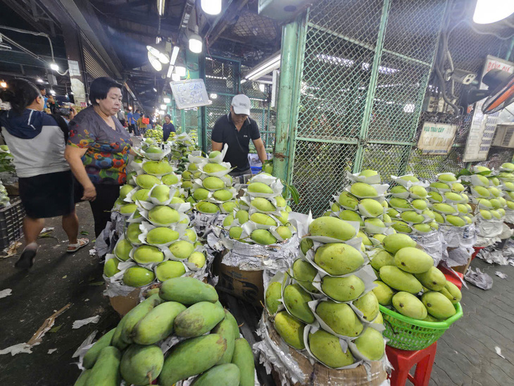 Lo ế hàng, nhiều thương nhân chợ đầu mối chưa dám tăng giá rau, củ, quả dịp Tết - Ảnh 1.