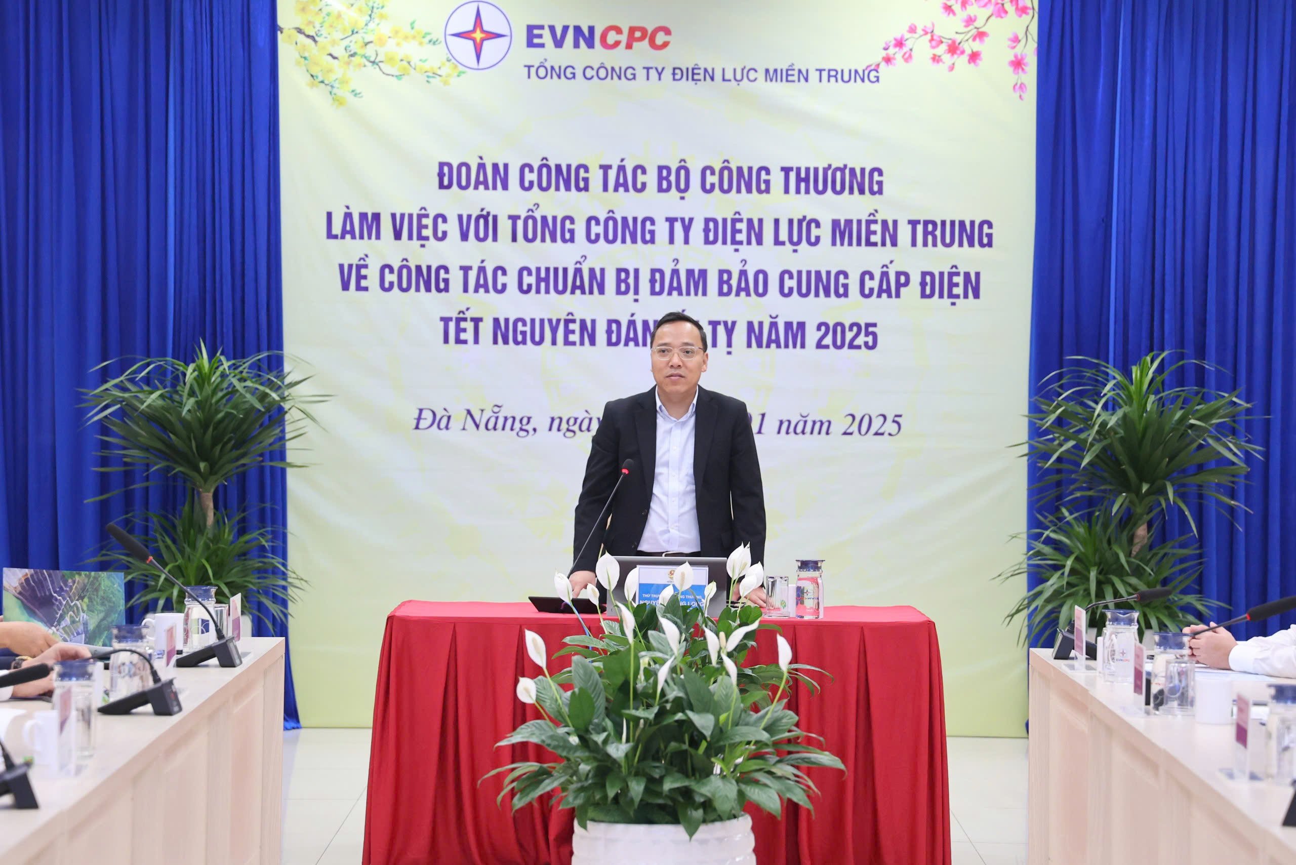 Thứ trưởng Bộ Công thương làm việc với EVNCPC về bảo đảm điện Tết Ất Tỵ 2025- Ảnh 1.