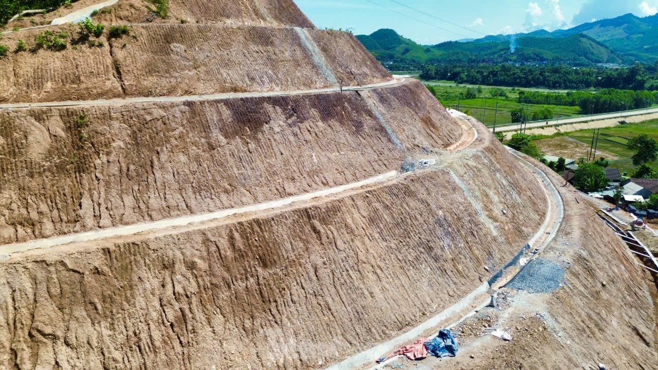 ภาพระยะใกล้ของพื้นที่ในจังหวัดกวางงายที่อำเภอได้ใช้งบประมาณ 17,000 ล้านบาทเพื่อป้องกันดินถล่ม... ภาพที่ 5 ครัวเรือน