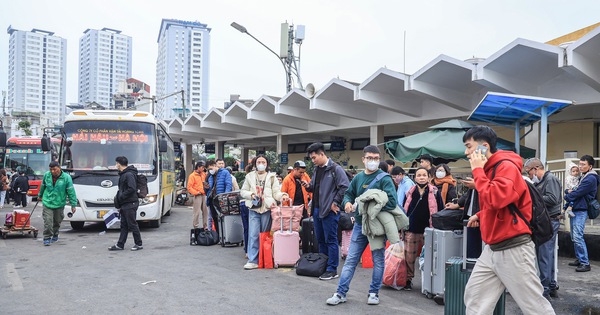 People flock to their hometowns for Tet holiday, Hanoi bus station "suffocates"