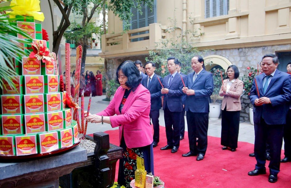 Bí thư Thành ủy Hà Nội Bùi Thị Minh Hoài dâng hương tưởng niệm đồng chí Trần Phú - Tổng Bí thư đầu tiên của Đảng.