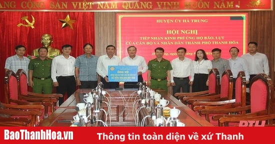 Bí thư Thành ủy, Chủ tịch HĐND TP Thanh Hóa Lê Anh Xuân trao tặng kinh phí hỗ trợ các huyện bị thiệt hại do mưa lũ