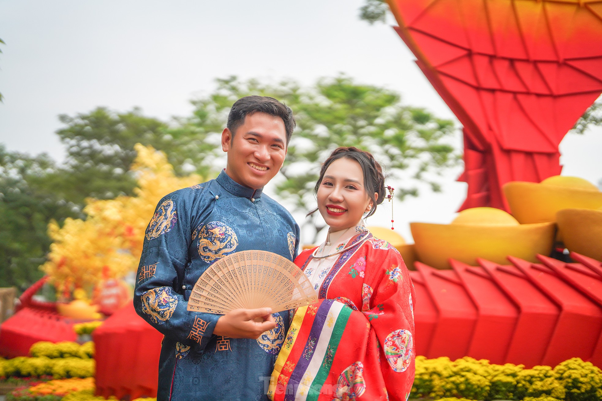 Giới trẻ tấp nập check in đường hoa Tết ở 'khu nhà giàu' TPHCM ảnh 4