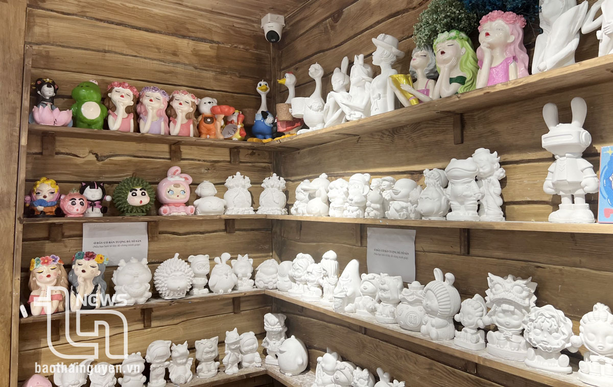 Espacio de exhibición de más de 100 estatuas con diseños diversos en The Chic Coffee Tea (barrio de Quang Trung, ciudad de Thai Nguyen).