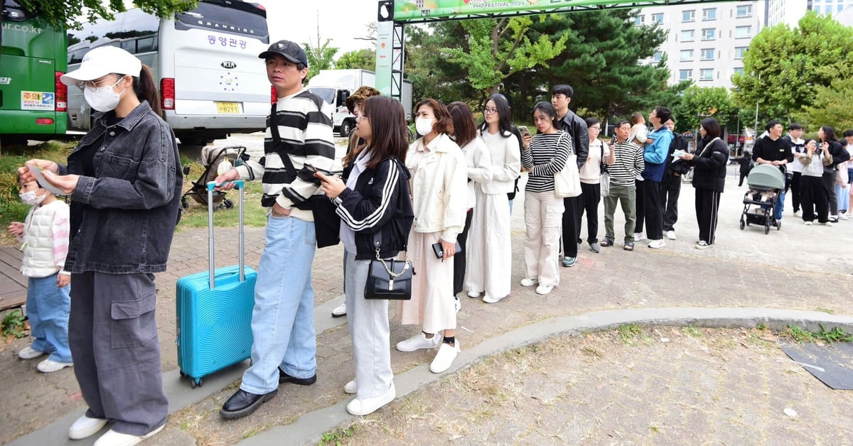 Longue file de visiteurs attendant d'entrer au festival vietnamien Pho à Séoul