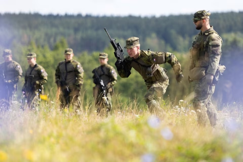 Les pays d'Europe de l'Est renforcent leur présence militaire face à une nouvelle menace de guerre, photo 1