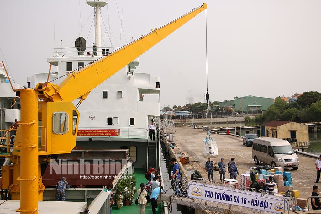 Preparando obsequios del Tet para las plataformas DK1, los barcos de patrulla y los militares y civiles en el distrito de Con Dao