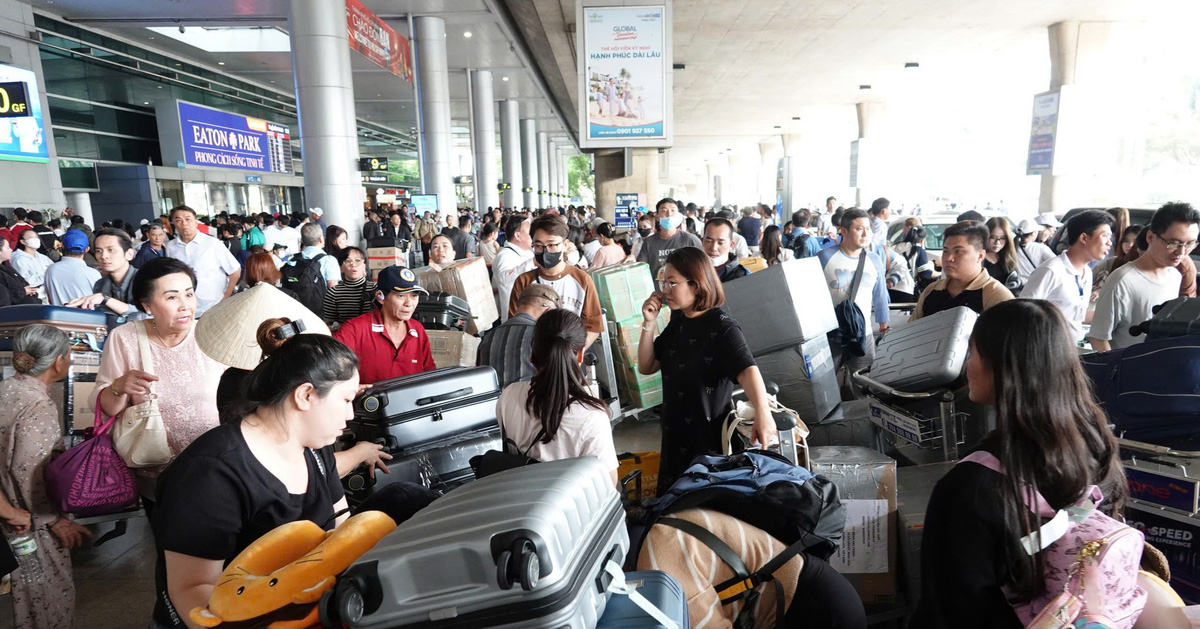 Tan Son Nhat is as crowded as a festival to welcome overseas Vietnamese returning home for Tet