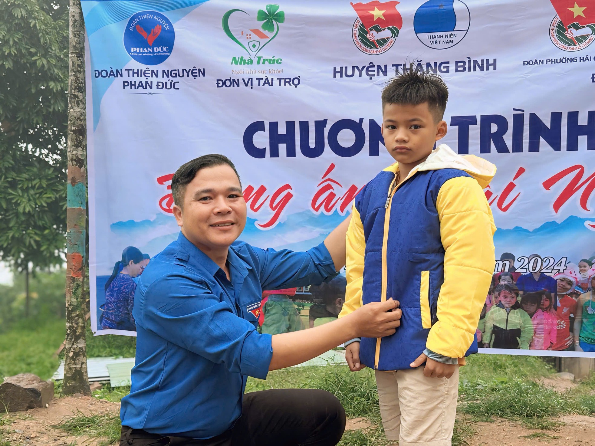 យុវជន​ធ្វើ​ដំណើរ​រាប់​រយ​គីឡូម៉ែត្រ​ដើម្បី​ផ្តល់​សម្លៀក​បំពាក់​កក់ក្តៅ ភួយ អាវ​ភ្លៀង ស្បែកជើង... ដល់​សិស្ស​នៅ​តំបន់​ភ្នំ រូបថត ១៦