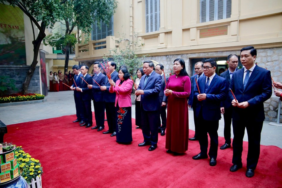 La secrétaire du Comité du Parti de Hanoi, Bui Thi Minh Hoai, et les dirigeants de la ville de Hanoi lors de la cérémonie d'offrande d'encens à la mémoire du secrétaire général Tran Phu.