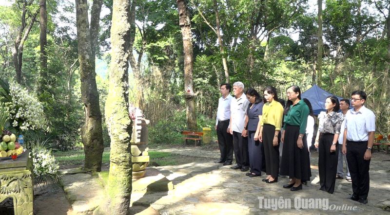 The Central Propaganda Department delegation offered incense at the Tan Trao Special National Relic Site