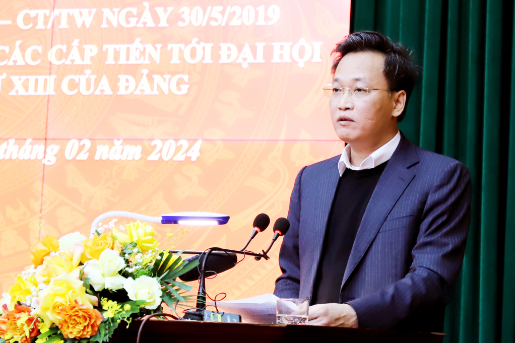 Na konferenci promluvil soudruh Nguyen Huu Nghia, člen ústředního výboru strany, tajemník provinčního výboru strany.