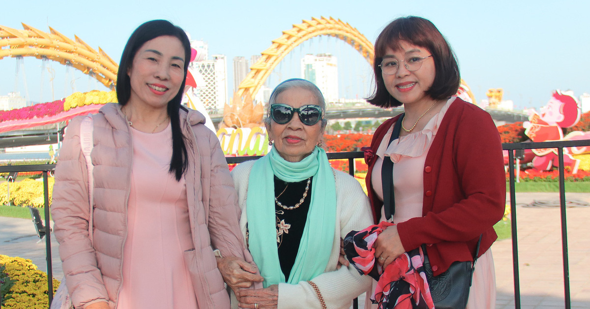 Da Nang Flower Street has not opened yet, daughter took 85-year-old mother to check-in