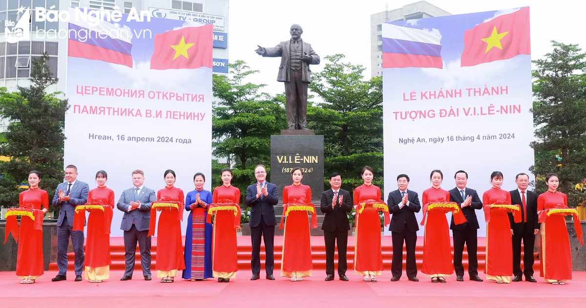 Cérémonie de réception et d'inauguration de la statue de Lénine dans la ville de Vinh, Nghe An