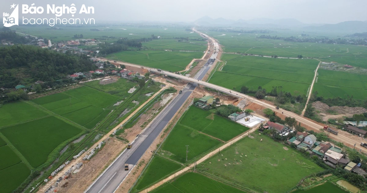 Vue de l'autoroute Nord-Sud, section Dien Chau - Bai Vot, avant le jour de l'ouverture