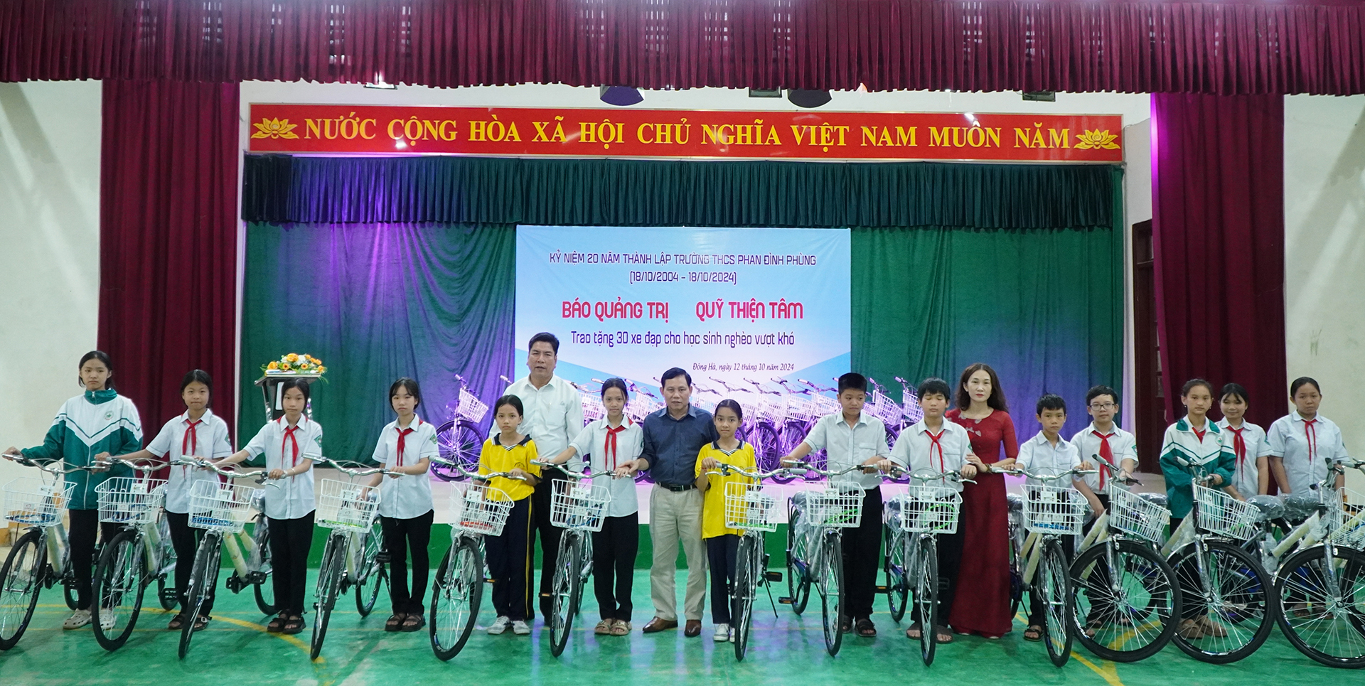 Periódico Quang Tri - Fondo Thien Tam: donación de 30 bicicletas a estudiantes de la escuela secundaria Phan Dinh Phung