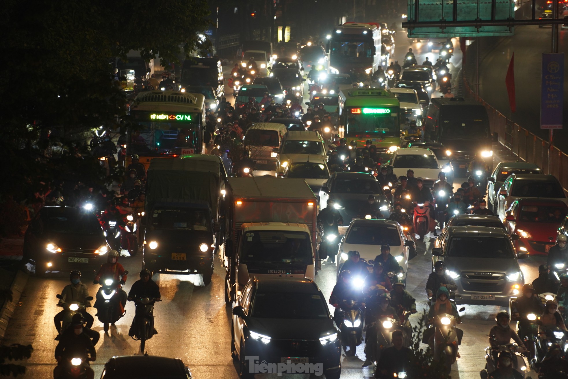 La circulation dans la capitale est « tendue comme un arc » lors du dernier jour ouvrable, photo 16