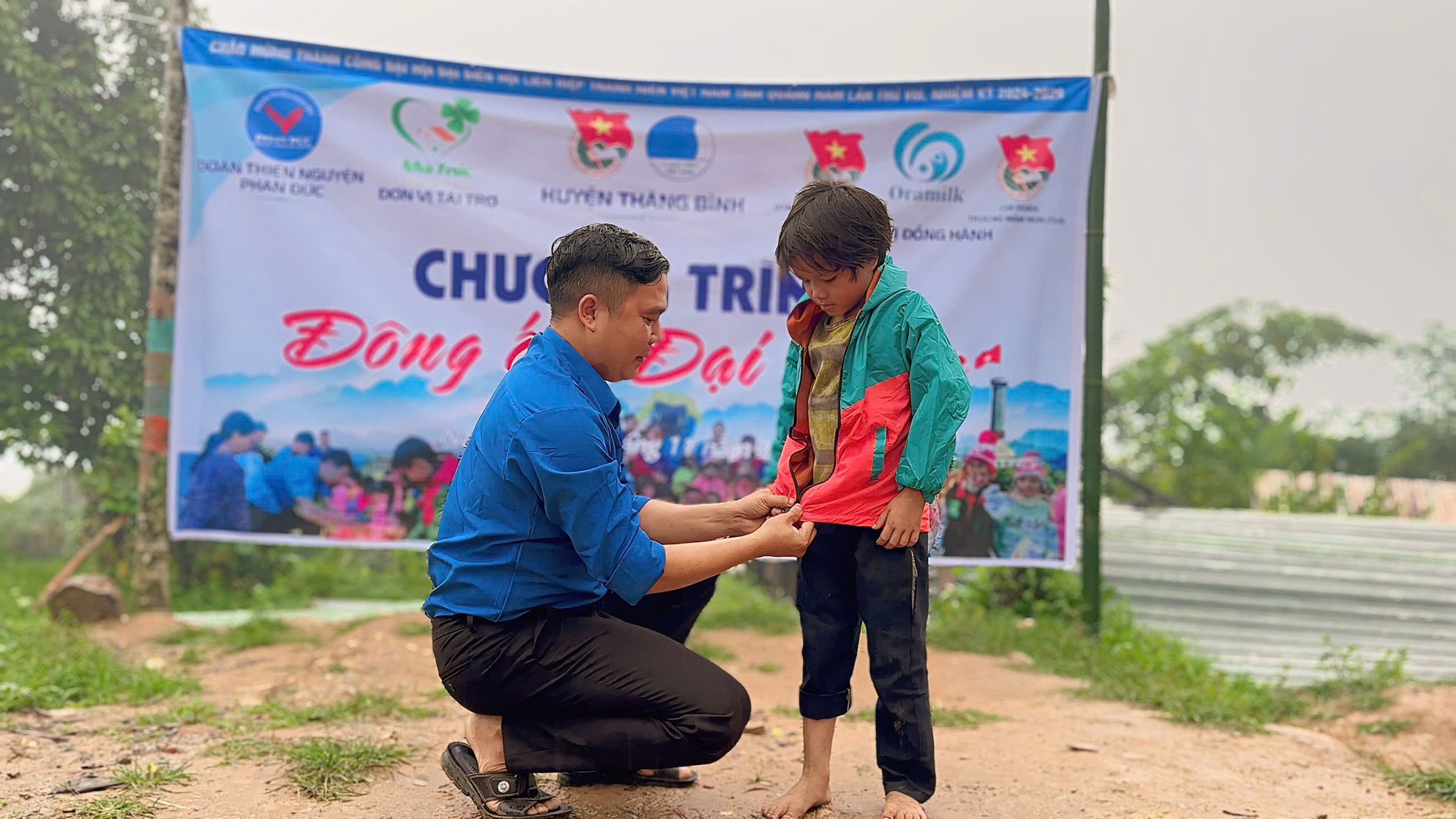 យុវជន​ធ្វើ​ដំណើរ​រាប់​រយ​គីឡូម៉ែត្រ​ដើម្បី​ផ្តល់​សម្លៀក​បំពាក់​កក់ក្តៅ ភួយ អាវ​ភ្លៀង ស្បែកជើង... ដល់​សិស្ស​នៅ​តំបន់​ភ្នំ រូបថត​ទី ១៥