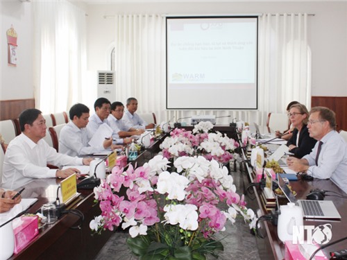 Le camarade Tran Quoc Nam, secrétaire adjoint du Comité provincial du Parti, président du Comité populaire provincial, a travaillé avec la délégation de l'Agence française de développement.